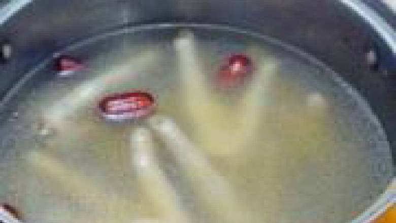 花生鸡爪汤,煮到鸡爪酥烂放入盐和<a style='color:red;display:inline-block;' href='/shicai/ 720'>胡椒粉</a>即可停火