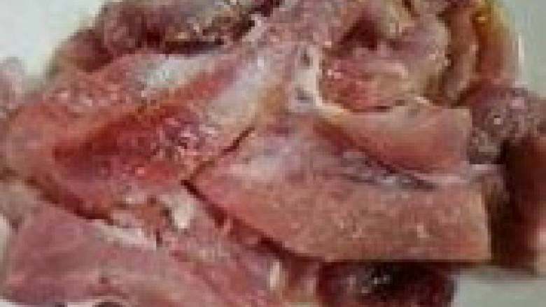 糖醋里脊,洗好的肉，尽量切成长方形的条。用盐，<a style='color:red;display:inline-block;' href='/shicai/ 718'>料酒</a>，白<a style='color:red;display:inline-block;' href='/shicai/ 720'>胡椒粉</a>，味精，拌均匀，腌下备用