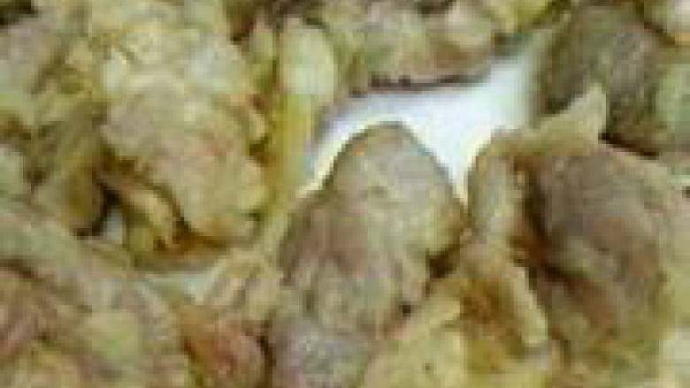 糖醋里脊,把里脊沾少量干淀粉(抖抖,不要太厚)沾2中的糊。油烧到5成热(表面无青烟,稍有滚动)将肉条逐个下锅,炸成嫩黄色,捞出