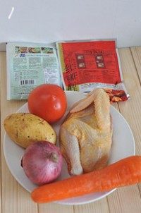 红咖喱鸡肉炖杂蔬,准备好食材,鸡清洗干净