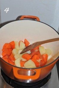 红咖喱鸡肉炖杂蔬,锅烧热放油,油热后倒入土豆和胡萝卜块,小火慢慢煸炒5分钟左右