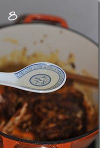 红咖喱鸡肉炖杂蔬,倒入一汤匙米酒炒匀