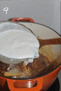 红咖喱鸡肉炖杂蔬,倒入步骤3的椰浆。此时水面应该和鸡肉齐平的样子