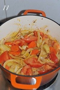 红咖喱鸡肉炖杂蔬,倒入步骤5炒好的蔬菜和番茄块,煮开后转小火盖上盖子焖煮20分钟即可