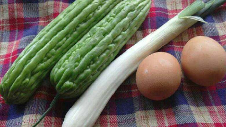 苦瓜三色蛋,准备材料