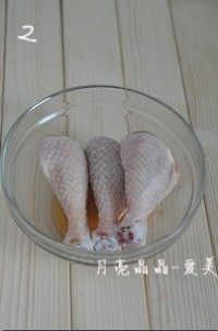 鲜嫩美味的葱油鸡简单做--简版葱油鸡,用半茶匙盐抹遍鸡腿，再加一茶匙<a style='color:red;display:inline-block;' href='/shicai/ 718'>料酒</a>，腌制30分钟