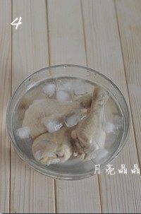 鲜嫩美味的葱油鸡简单做--简版葱油鸡,盘中放姜片和葱段，把腌好的鸡腿排在上面。入蒸锅中，水开后大火蒸8～10分钟，用牙签戳入鸡腿无血水冒出为好。