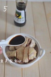 鲜嫩美味的葱油鸡简单做--简版葱油鸡,鸡腿凉透后，切块装盘，浇上一汤匙<a style='color:red;display:inline-block;' href='/shicai/ 788'>生抽</a>，撒上葱花和红椒丝。