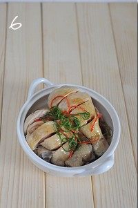 鲜嫩美味的葱油鸡简单做--简版葱油鸡,锅中倒入两汤匙<a style='color:red;display:inline-block;' href='/shicai/ 846'>色拉油</a>和一汤匙<a style='color:red;display:inline-block;' href='/shicai/ 192795'>香麻油</a>，烧热后马上淋在鸡块上即可。