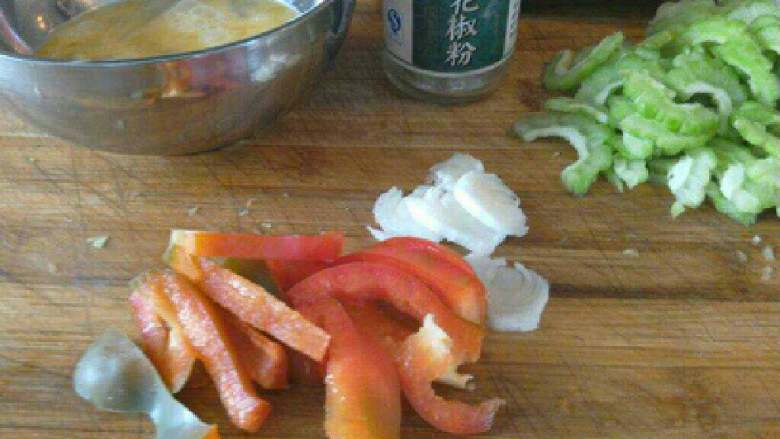 苦瓜三色蛋,红椒切丝，<a style='color:red;display:inline-block;' href='/shicai/ 55'>苦瓜</a>切开去籽切片，<a style='color:red;display:inline-block;' href='/shicai/ 9'>鸡蛋</a>打散加胡椒粉