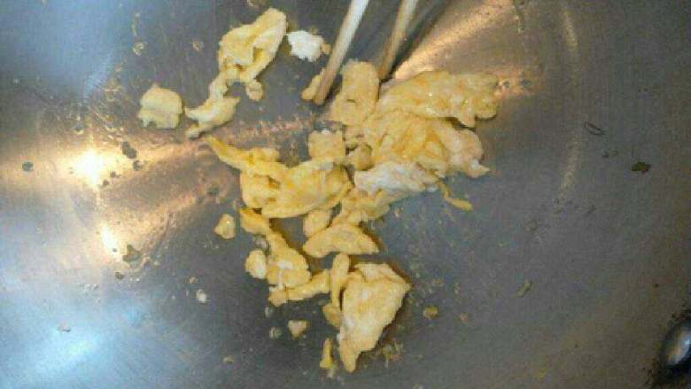 苦瓜三色蛋,热锅放油先炒散鸡蛋，熟了先捞起