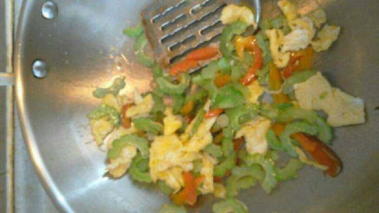 苦瓜三色蛋,倒入事先炒好的鸡蛋，加盐鸡精即可出锅