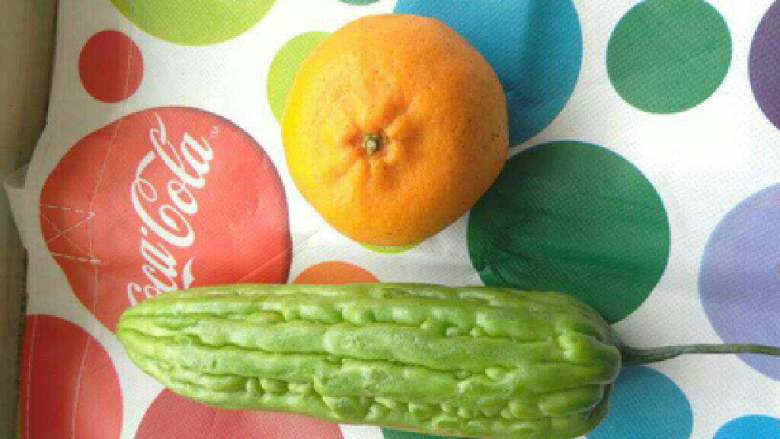 橙汁苦瓜,准备<a style='color:red;display:inline-block;' href='/shicai/ 55'>苦瓜</a>和<a style='color:red;display:inline-block;' href='/shicai/ 626'>橙子</a>