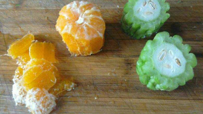 橙汁苦瓜,苦瓜一分为二。