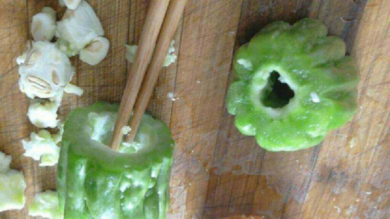 橙汁苦瓜,用勺子或者筷子把去掉苦瓜瓤。