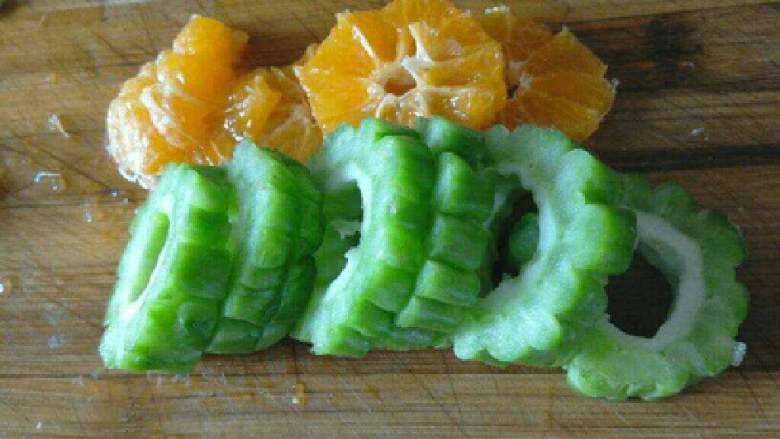 橙汁苦瓜,切成和橙子一样厚薄均匀的小片。