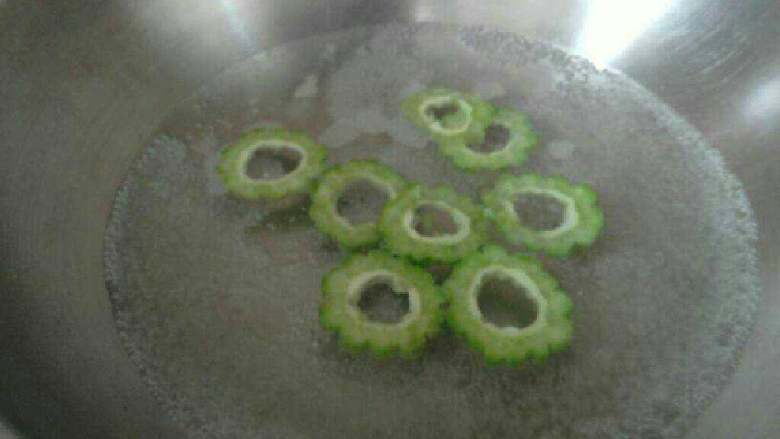 橙汁苦瓜,用烧开的淡盐水焯半分钟。