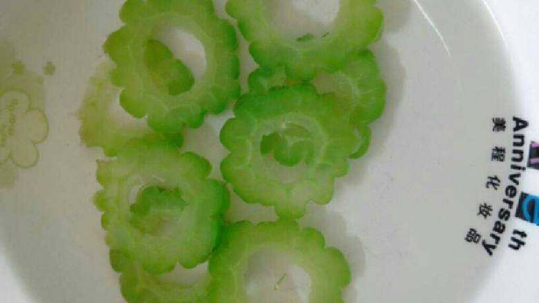 橙汁苦瓜,立即倒入冰水里，冰一下，能去苦味，还能保留苦瓜的颜色，喜欢吃苦的就不用了。