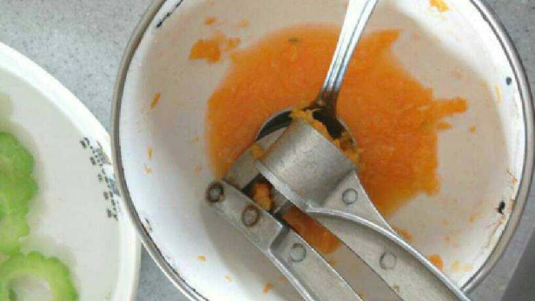 橙汁苦瓜,把剩下橙子瓣挤出橙汁，橙汁和蜂蜜调匀