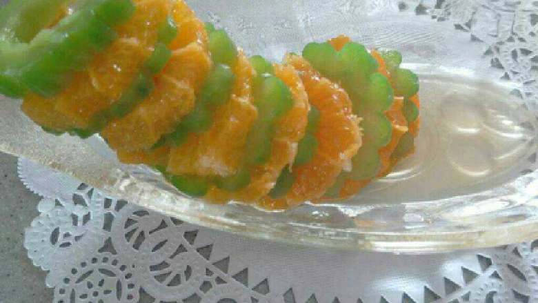 橙汁苦瓜,把橙子和苦瓜交替放入盘中。