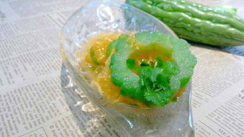 橙汁苦瓜,浇到做好的苦瓜上，喜欢吃凉的可以放到冰箱里冰一下(*^__^*) 嘻嘻……