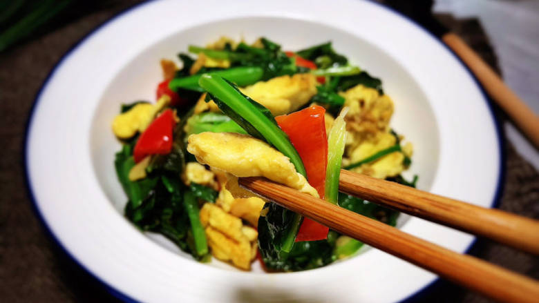 青菜炒鸡蛋,上桌即可食用