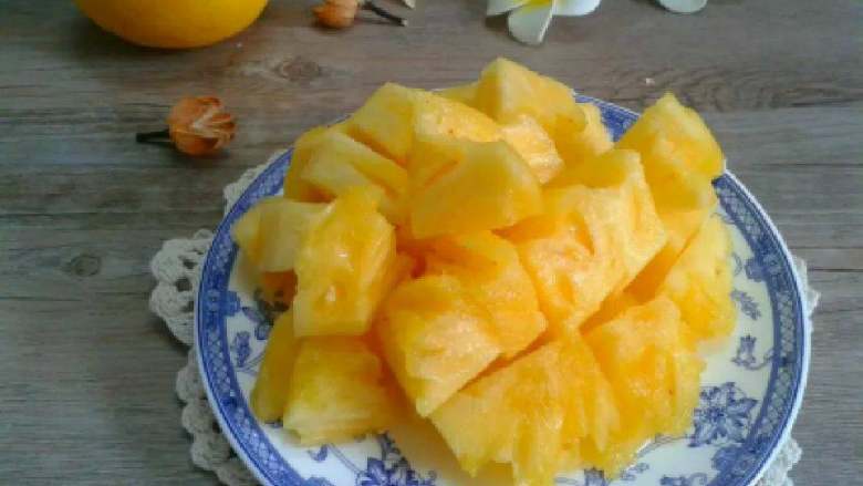 菠萝酱,<a style='color:red;display:inline-block;' href='/shicai/ 597'>菠萝</a>切小块。然后用盐水浸泡半小时。沥干水分