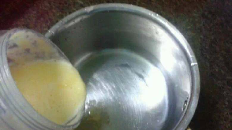 菠萝酱,取三分之二菠萝放入料理机打成泥 。其余三分之一切小块备用。把打好的菠萝泥放入奶锅