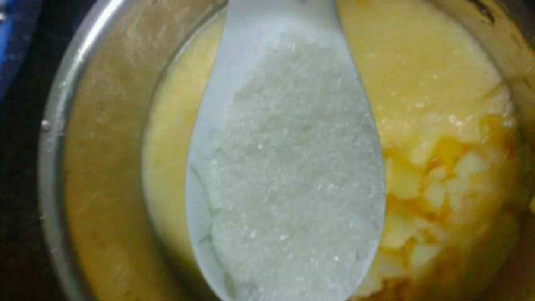 菠萝酱,放入三分之一的菠萝块。加入<a style='color:red;display:inline-block;' href='/shicai/ 3729'>白糖</a>