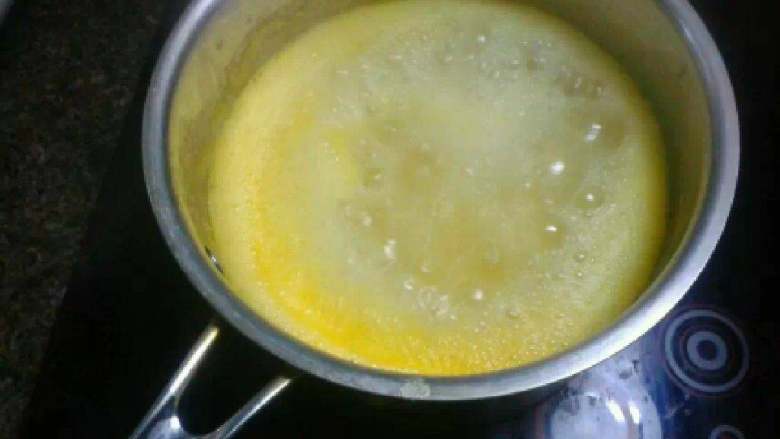 菠萝酱,大火熬开。转小火继续熬至收汁即可