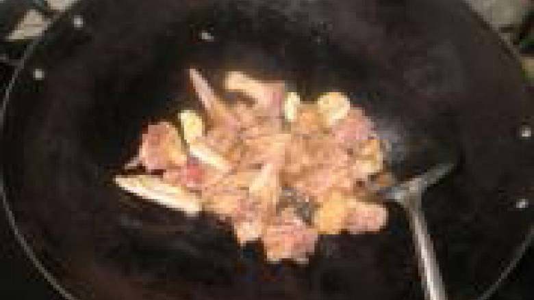 土豆焖鸭,起油锅,爆香姜蒜,将鸭子入锅煸炒出出油