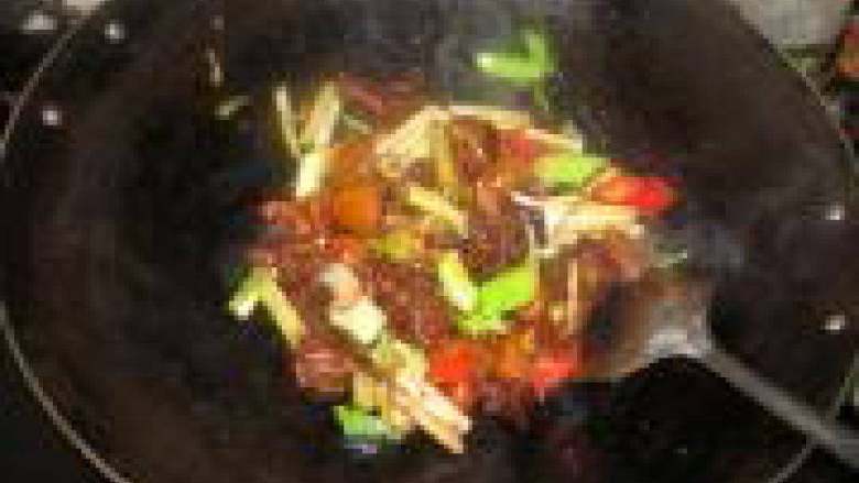 土豆焖鸭,将材料煸炒均匀,待西芹熟后就可以起锅了