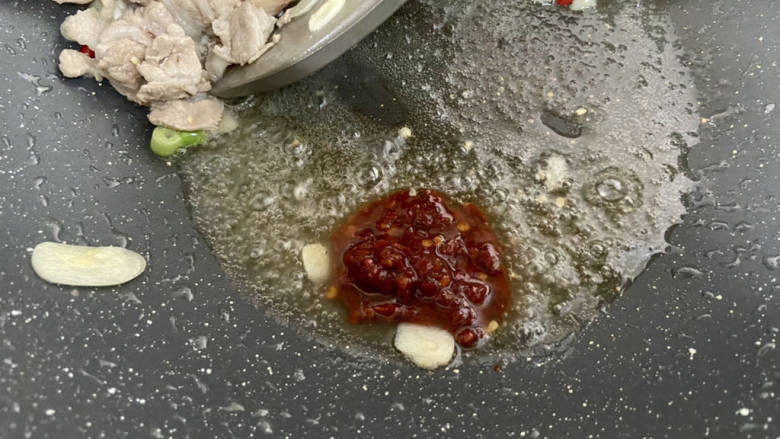 五花肉炒黄瓜➕五花肉木耳炒黄瓜,把食材推到一边,加入一汤匙<a style='color:red;display:inline-block;' href='/shicai/ 46964'>郫县豆瓣酱</a>,小火炒出红油,再与食材翻炒均匀
