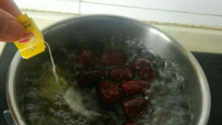 姜枣红茶,放入<a style='color:red;display:inline-block;' href='/shicai/ 149349'>红茶包</a>加入<a style='color:red;display:inline-block;' href='/shicai/ 882'>红糖</a>煮5分钟。