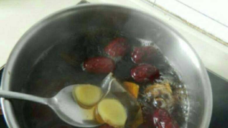 姜枣红茶,红糖融化即可关火！