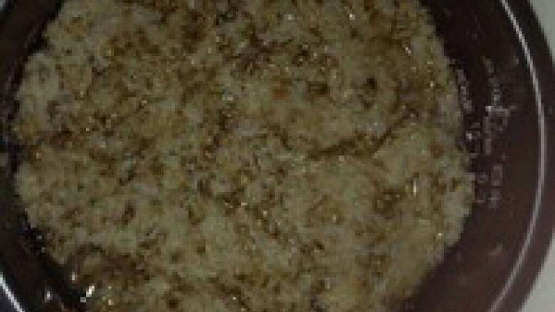 自制麦芽糖,5个小时后打开,锅还是温热的 ,糯米里出现了好多水,发酵成 功。用纱布滤水。这步需要壮劳力, 滤的干,不浪费。
糯米渣不知道怎么用,扔了有点 可惜,不知道可以做肥料不?