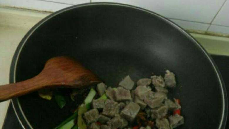 自制白萝卜炖牛肉,倒入牛肉翻炒片刻。