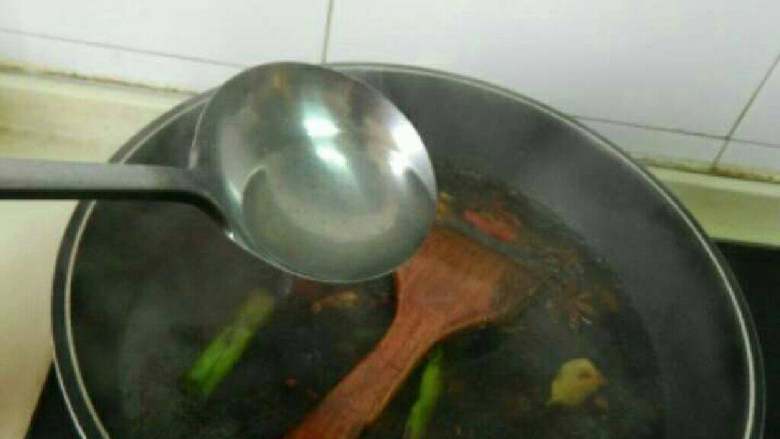 自制白萝卜炖牛肉,加入刚才煮牛肉的清汤,加盖炖会儿一小时。