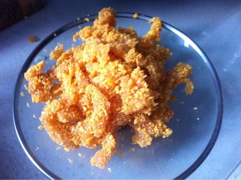酥酥脆脆鸡柳,盘子里倒入<a style='color:red;display:inline-block;' href='/shicai/ 584'>面包屑</a>，放入腌制好的鸡柳均匀裹上<a style='color:red;display:inline-block;' href='/shicai/ 584'>面包屑</a>。