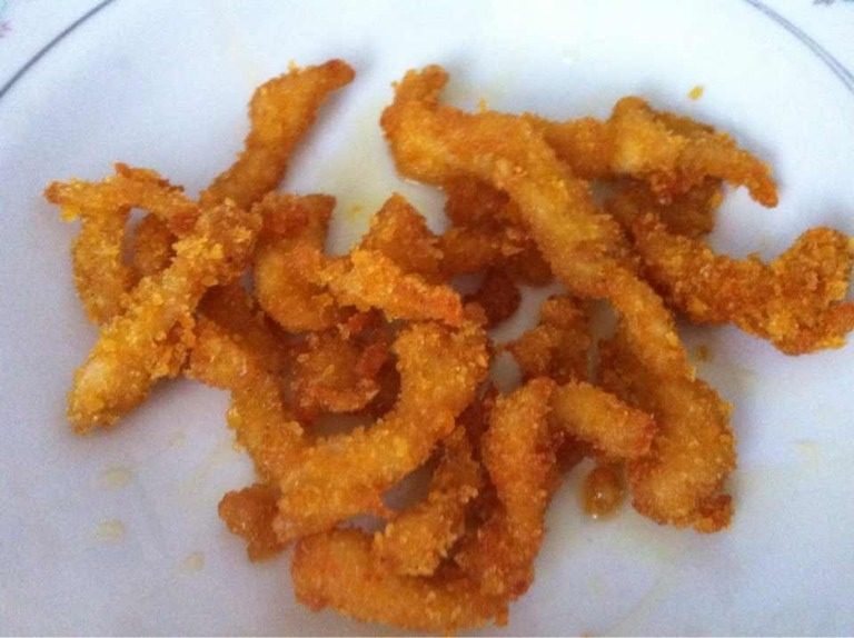 酥酥脆脆鸡柳,锅内加油,油热后放入鸡柳炸制,变成金黄色后捞出,控油,就好了!