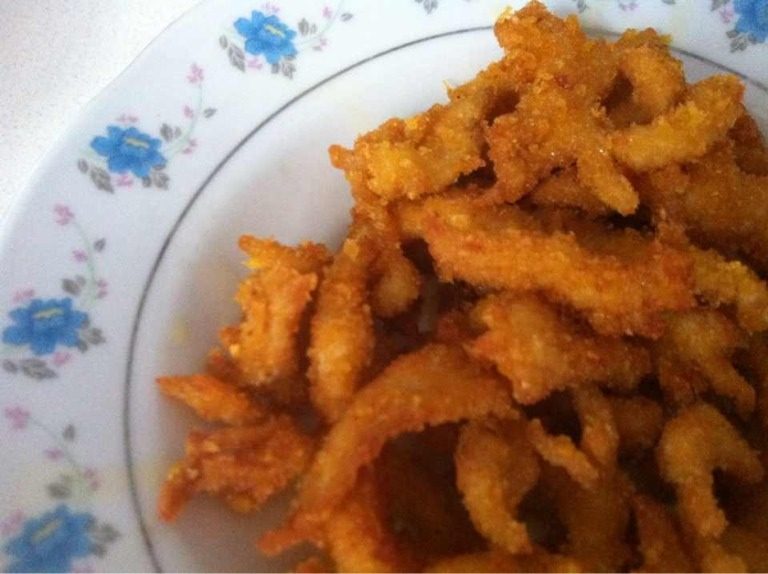 酥酥脆脆鸡柳,随个人爱好,放番茄酱,或孜然粉、辣椒面,在或沙拉酱,你想怎么吃都可以!
