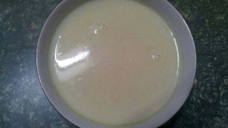 自制姜撞奶,<a style='color:red;display:inline-block;' href='/shicai/ 13431'>纯牛奶</a>放入<a style='color:red;display:inline-block;' href='/shicai/ 869'>白砂糖</a>加热煮沸后，不停摇动奶锅40下，使牛奶降温至80℃后，每碗姜汁迅速注入100g牛奶，20秒后即可凝结