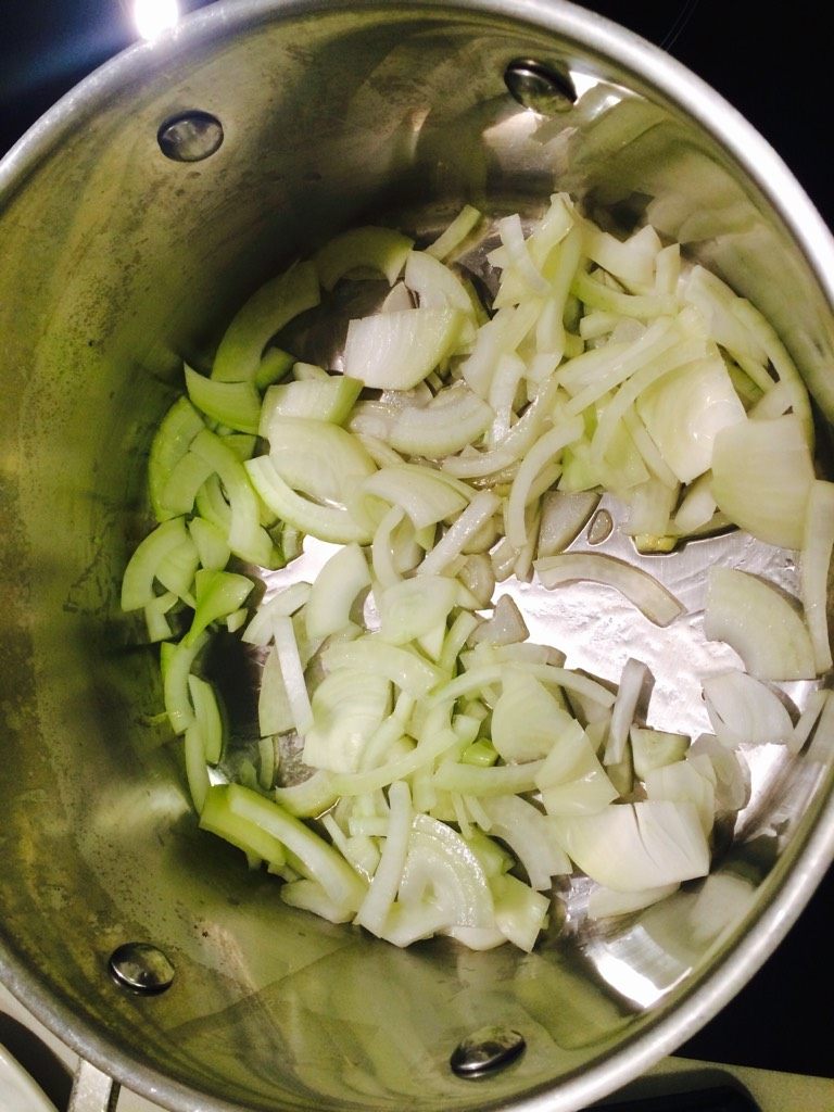 羊肉南瓜派,大锅到一点油,放入洋葱丝,中小火翻炒五分钟,看有点透明状成出待用