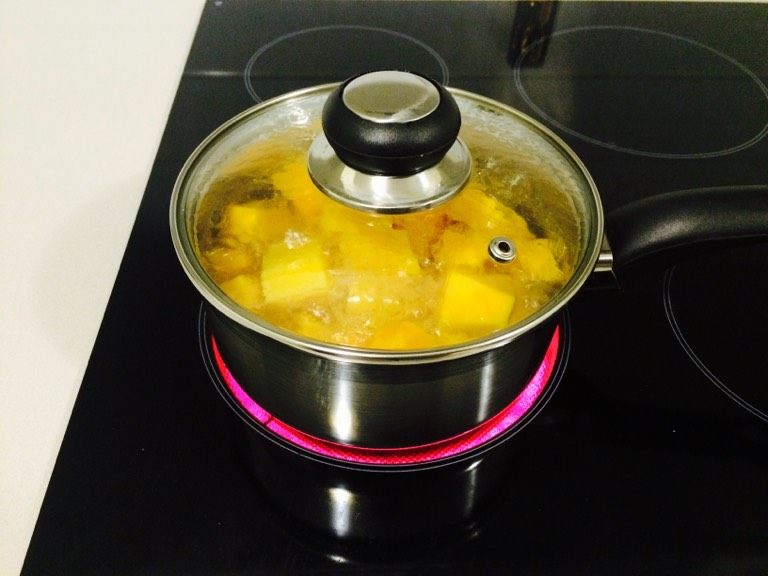 羊肉南瓜派,南瓜入沸水中火煮,软和即可。成出待用