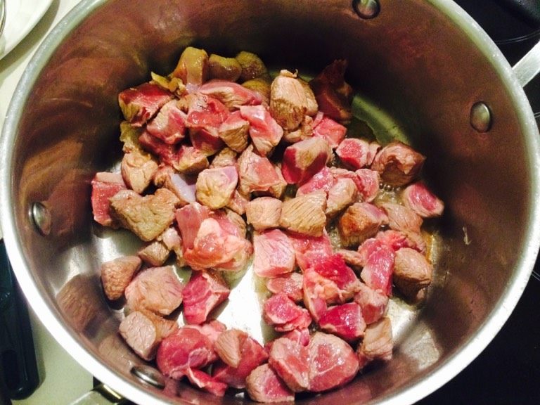 羊肉南瓜派,羊肉块入锅翻炒,八成熟盛出待用。羊腰同理
