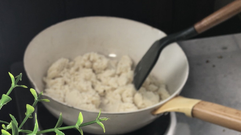 辣椒炒豆渣,起锅放入豆渣,中火煸炒