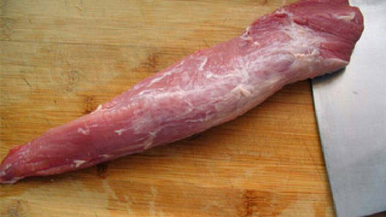 下饭水煮肉片,猪里脊1条清洗干净，放入冰箱稍冻一会，这样肉片会切的更薄