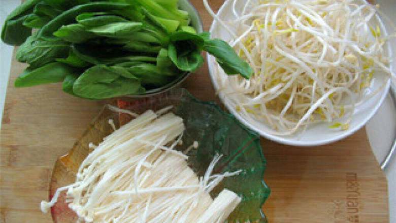 下饭水煮肉片,配料:<a style='color:red;display:inline-block;' href='/shicai/ 115'>油菜</a>、<a style='color:red;display:inline-block;' href='/shicai/ 234'>金针菇</a>、绿豆牙。将<a style='color:red;display:inline-block;' href='/shicai/ 234'>金针菇</a>切掉根部清洗干净、绿豆芽掐去根部清洗干净，<a style='color:red;display:inline-block;' href='/shicai/ 115'>油菜</a>清洗干净。