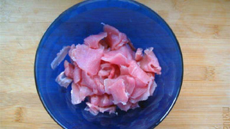 下饭水煮肉片,将猪里脊切薄片。步骤图(5)5. 加入少量生抽、适量料酒、白糖、淀粉、胡椒粉、清水将里脊腌制20分钟。