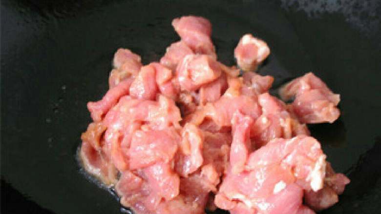 下饭水煮肉片,炒锅烧热加入植物油，将肉片煸炒。至变颜色约七分熟时盛出备用